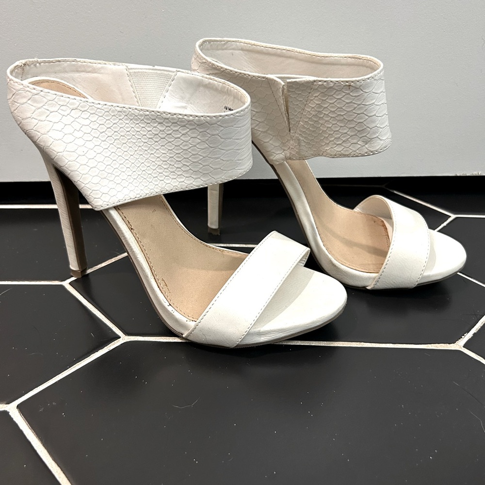 Mossimo Size 7.5 White Snake Skin Stilettos